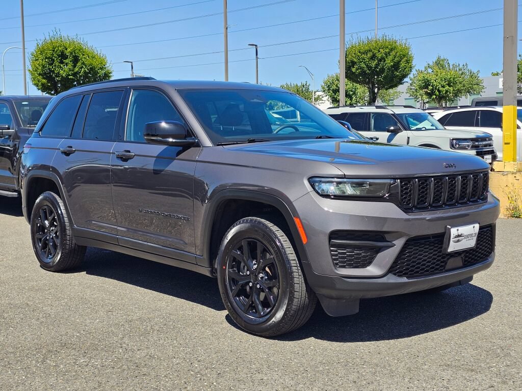 Used 2024 Jeep Grand Cherokee Altitude AWD/4WD image 3