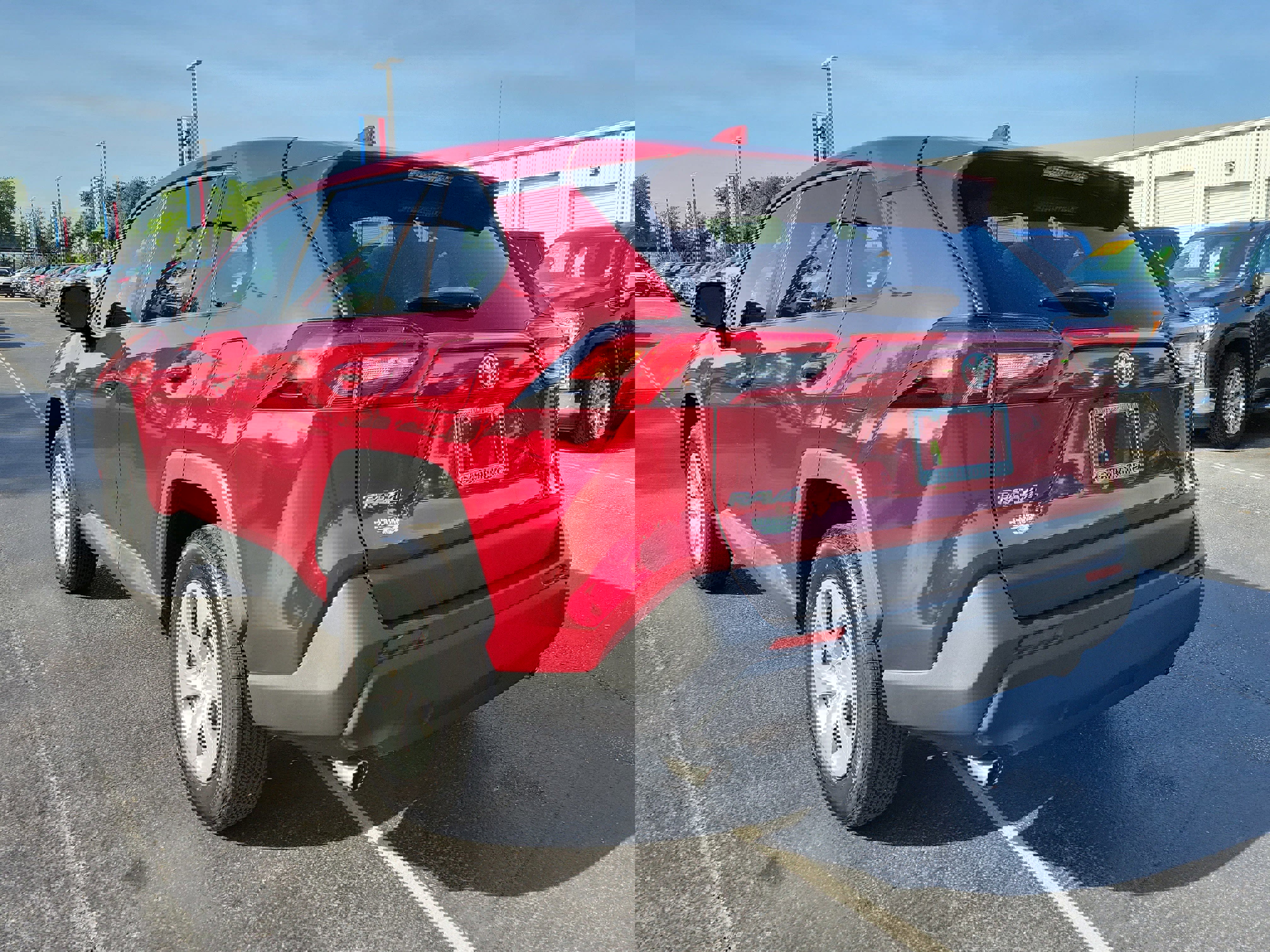 Used 2022 Toyota RAV4 LE FWD image 3