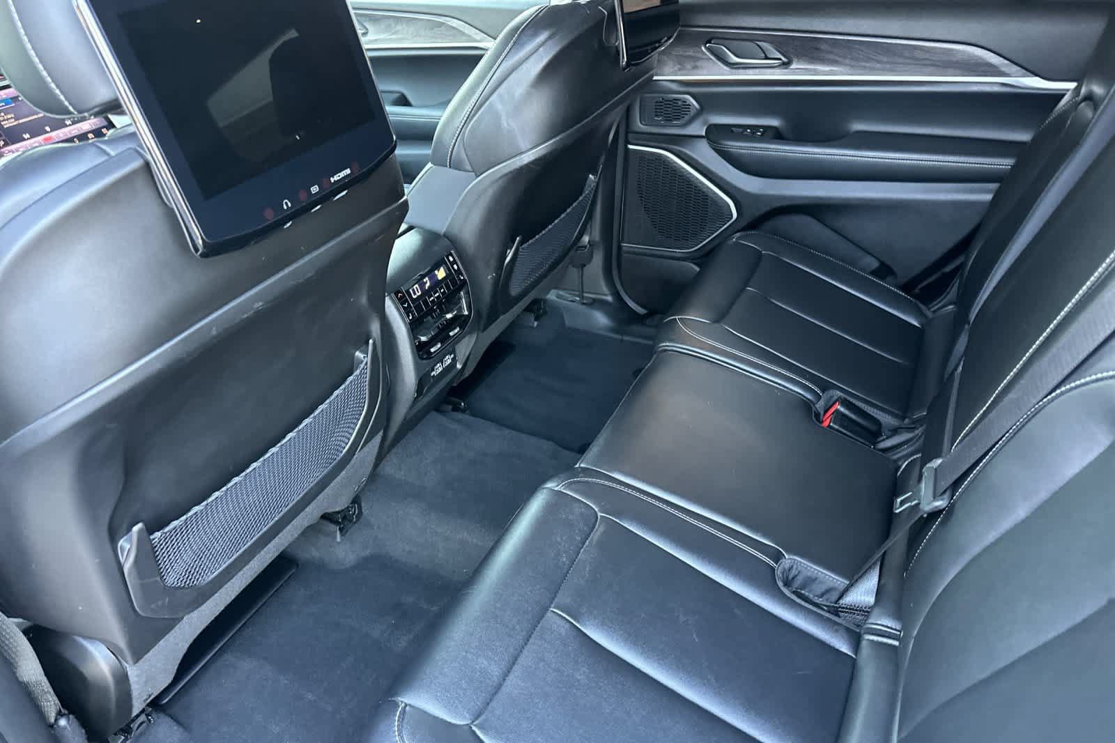 Used 2023 Jeep Grand Cherokee L Limited w/ Luxury Tech Group II AWD/4WD image 4