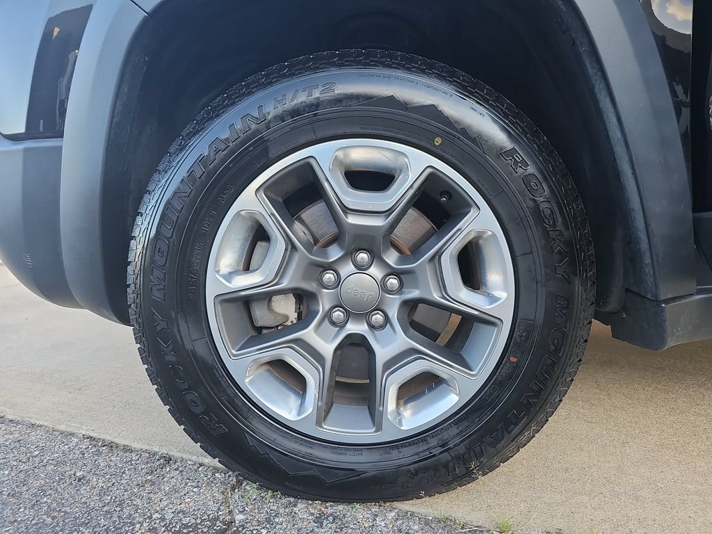 Used 2019 Jeep Cherokee Trailhawk w/ Comfort/Convenience Group AWD/4WD image 32