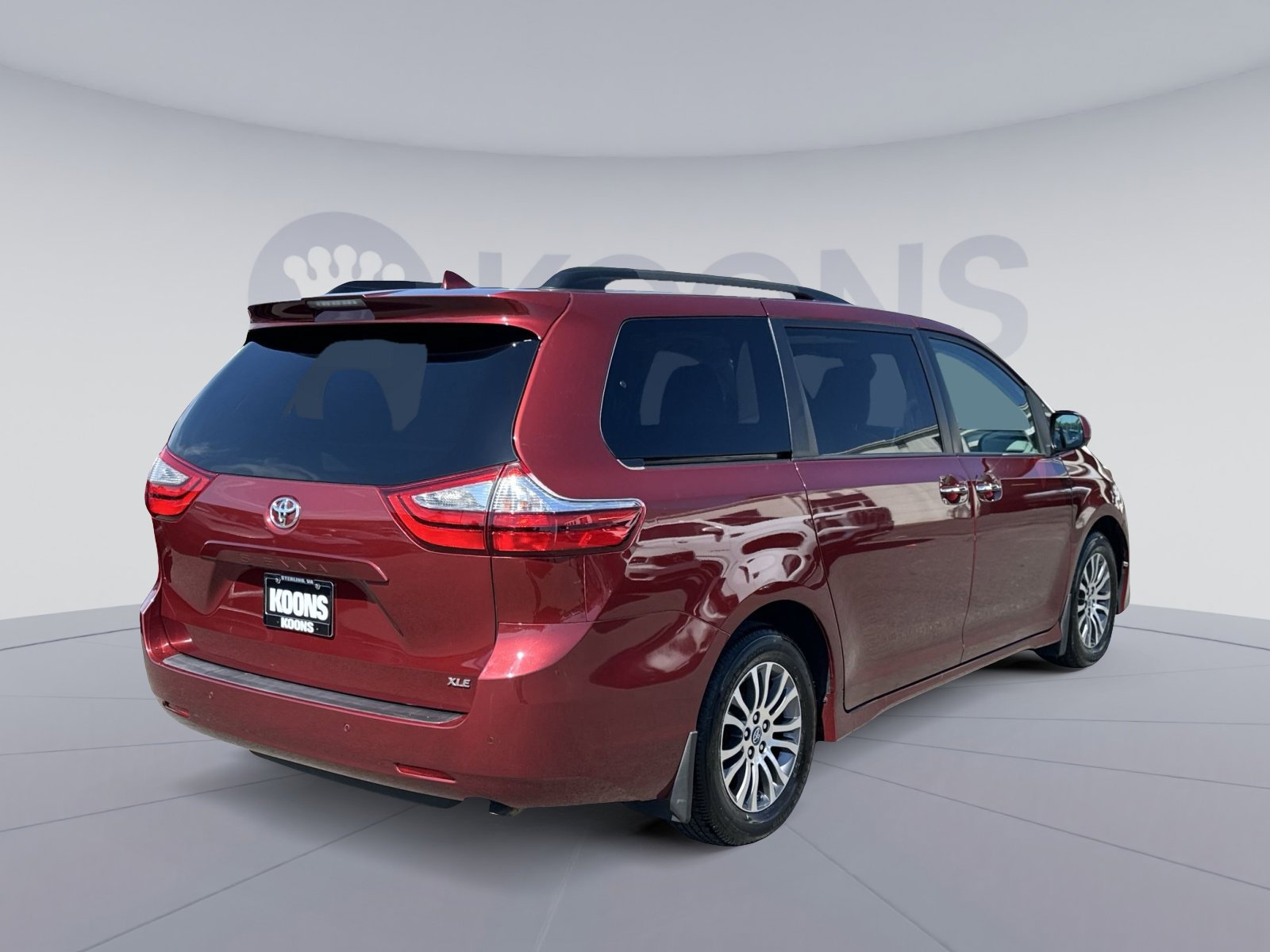 Used 2018 Toyota Sienna XLE w/ XLE Navigation Package FWD image 11