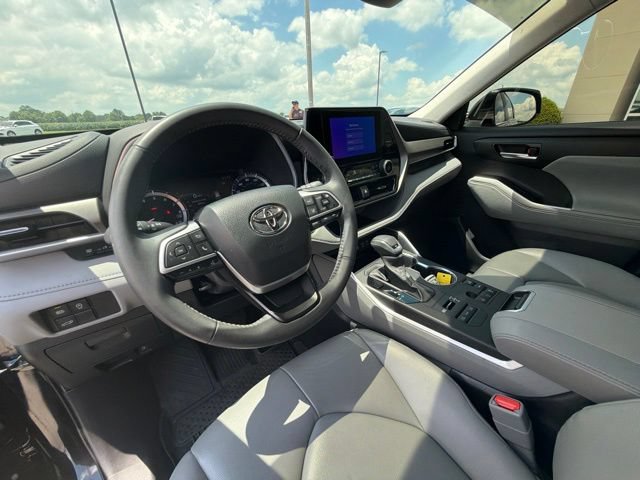 Used 2024 Toyota Highlander XLE AWD/4WD image 11