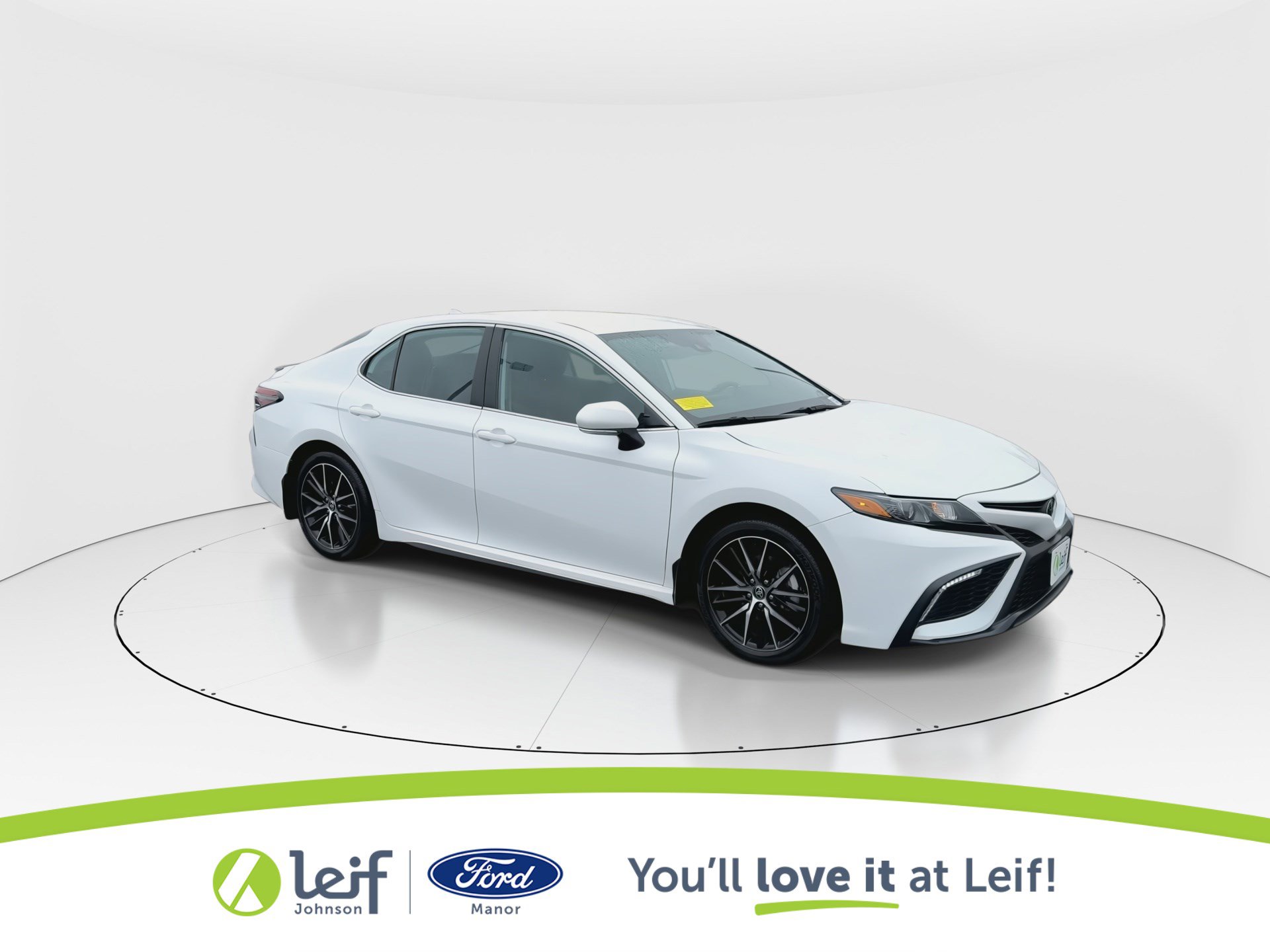 Used 2024 Toyota Camry SE image 2