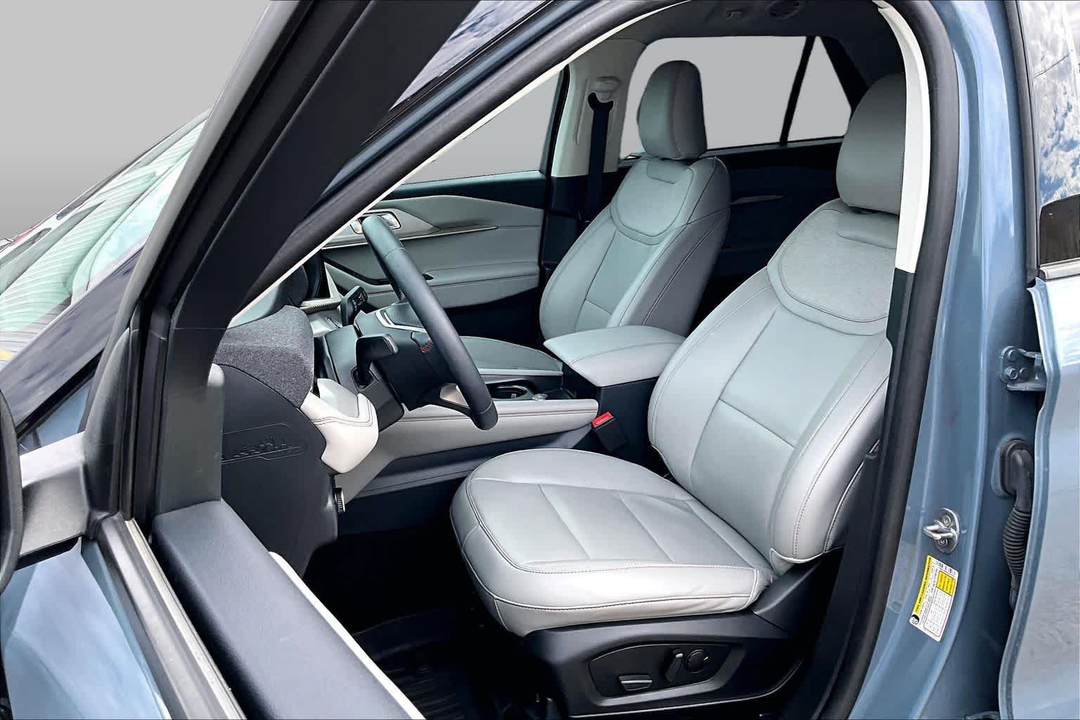 Certified 2025 Ford Explorer Active w/ Active Comfort Package RWD image 10