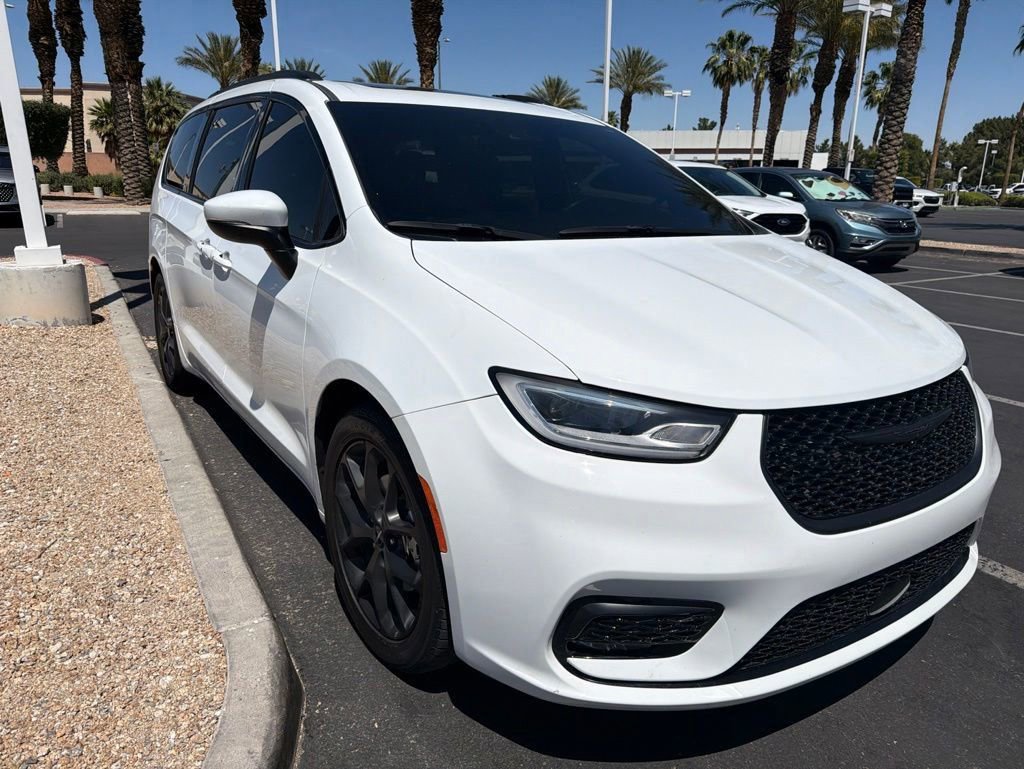 Used 2023 Chrysler Pacifica Touring-L w/ Uconnect Theater Family Group FWD image 2