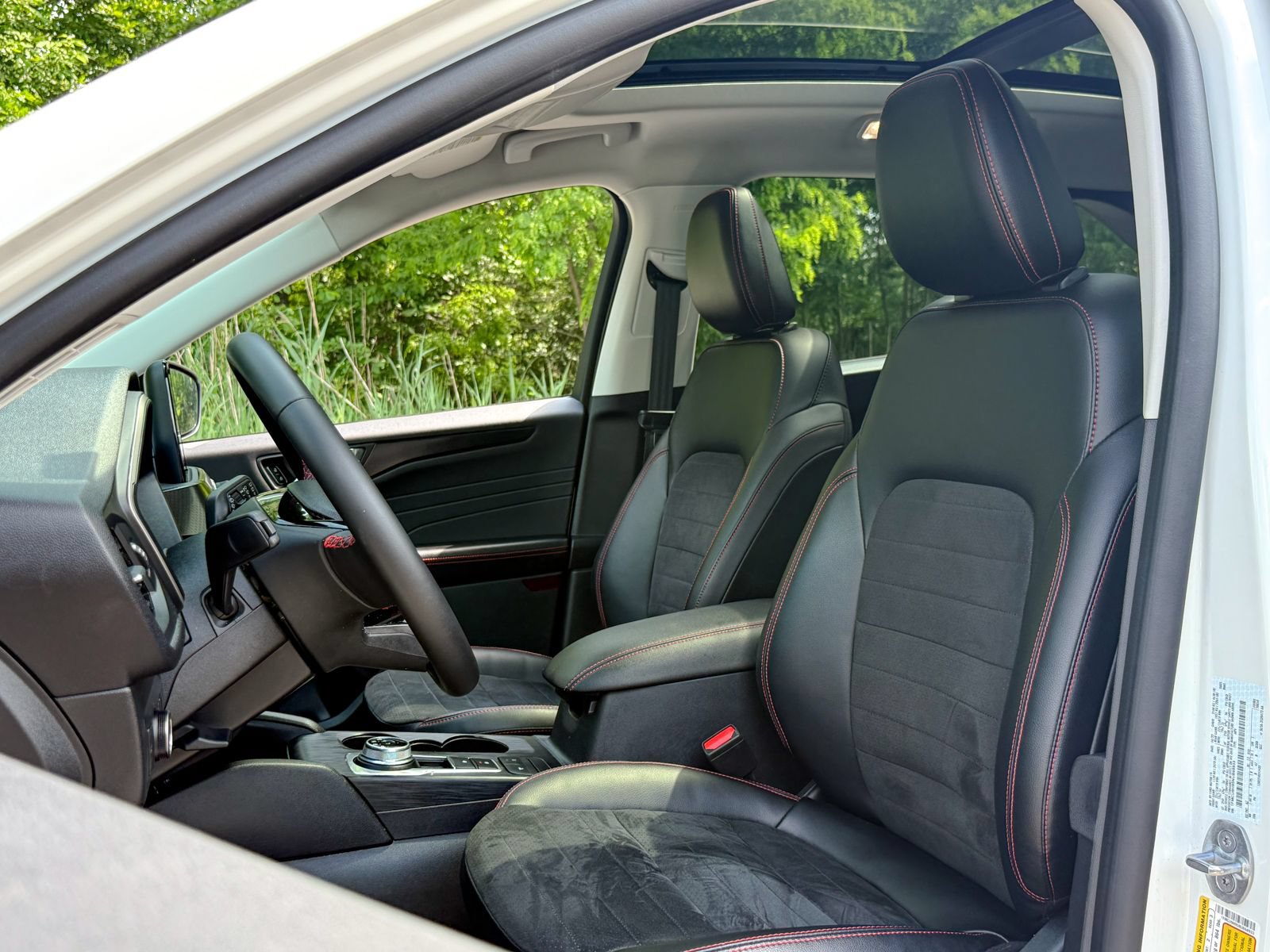 Certified 2022 Ford Escape SEL w/ SEL Stealth AWD Package image 18