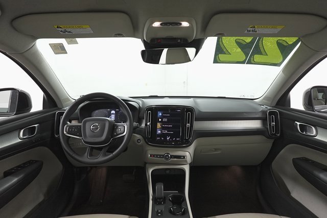 Used 2022 Volvo XC40 T5 Momentum image 10