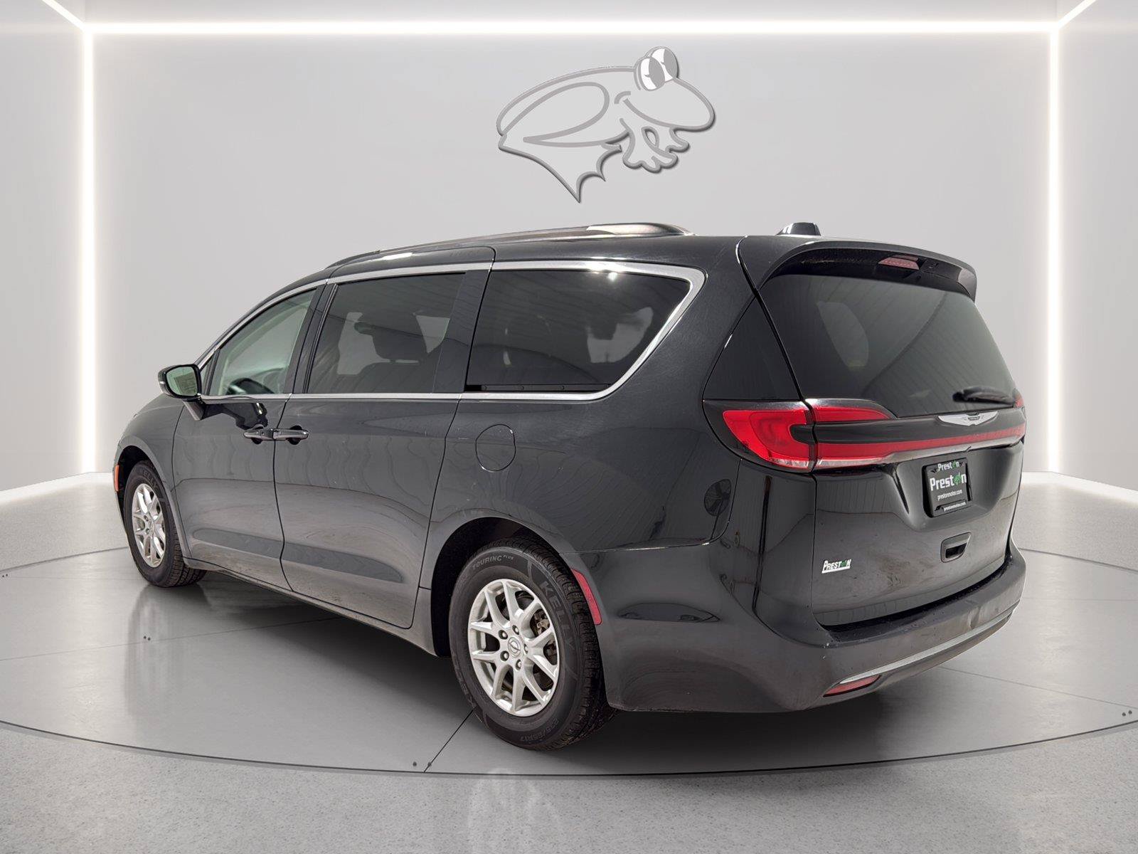 Used 2022 Chrysler Pacifica Touring-L FWD image 3