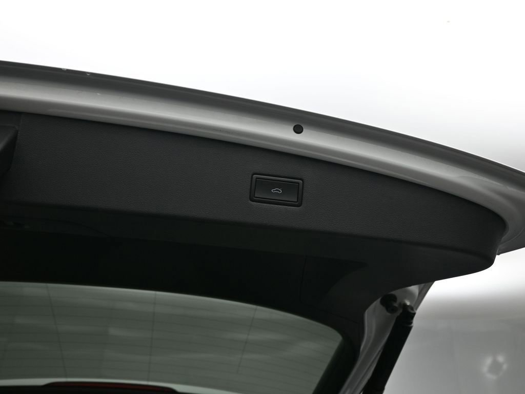 Used 2018 Volkswagen Tiguan SEL w/ 3rd Row Seat Package image 49