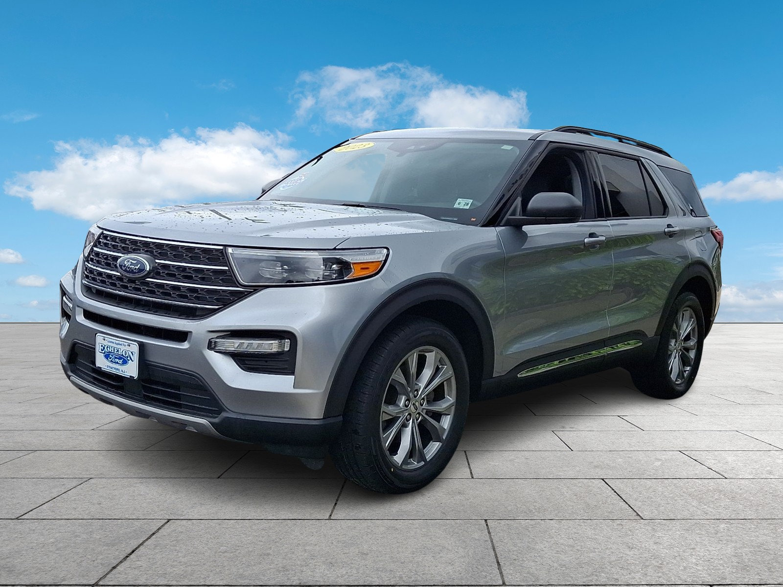 Certified 2023 Ford Explorer XLT w/ Equipment Group 202A AWD/4WD image 3