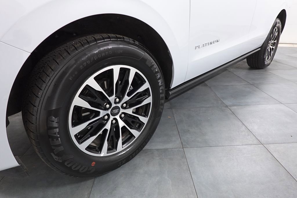 Certified 2025 Ford Expedition Platinum image 31