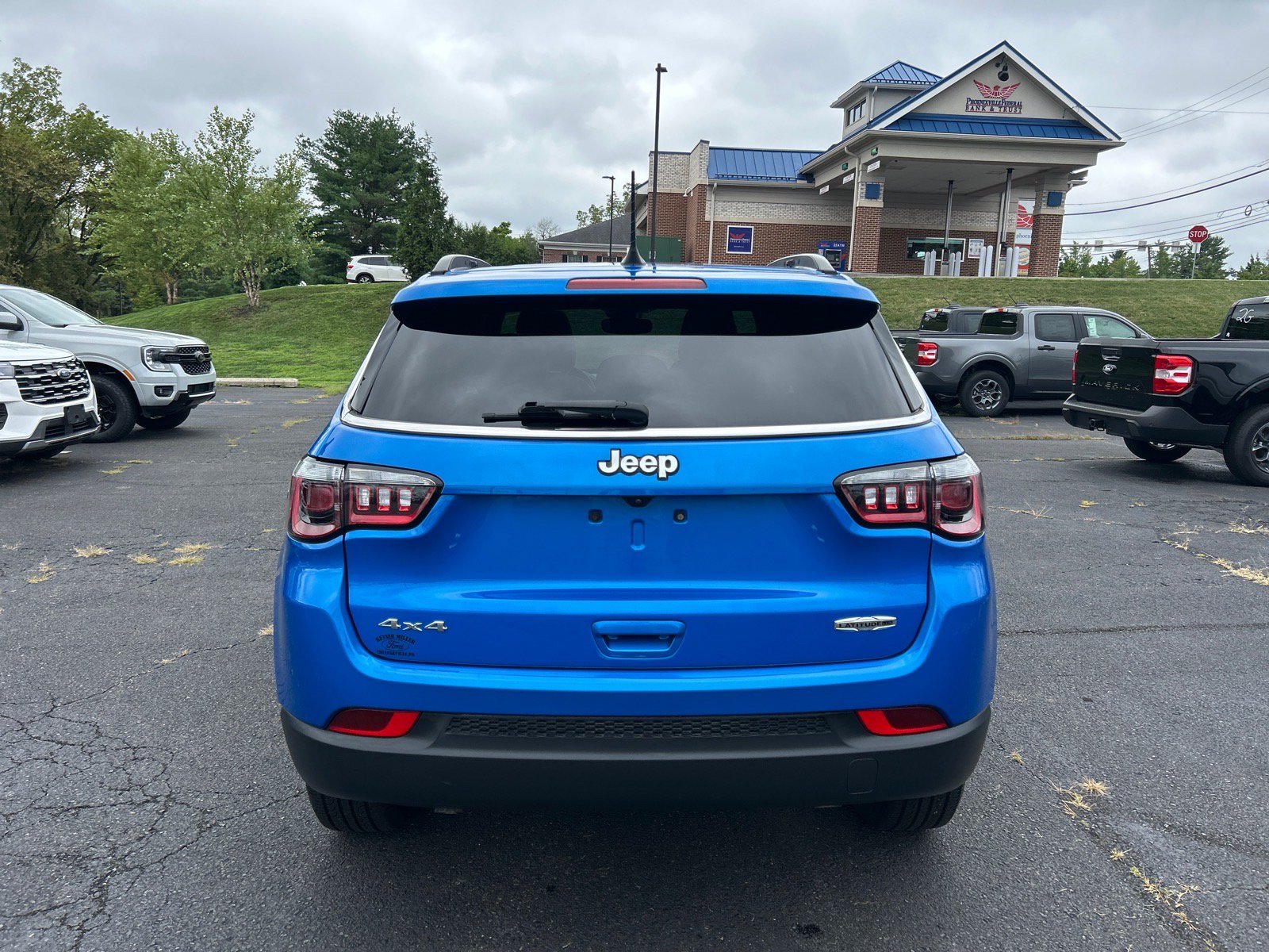 Used 2023 Jeep Compass Latitude w/ Sun and Sound Group AWD/4WD image 12