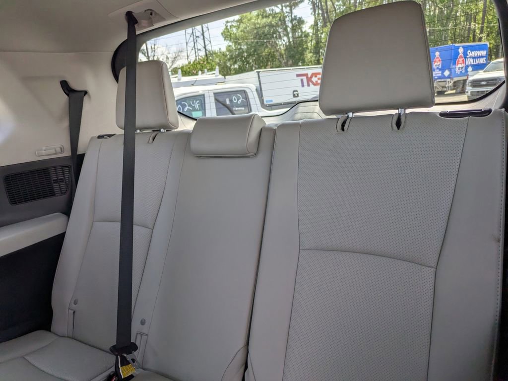 Used 2024 Toyota Grand Highlander AWD image 17