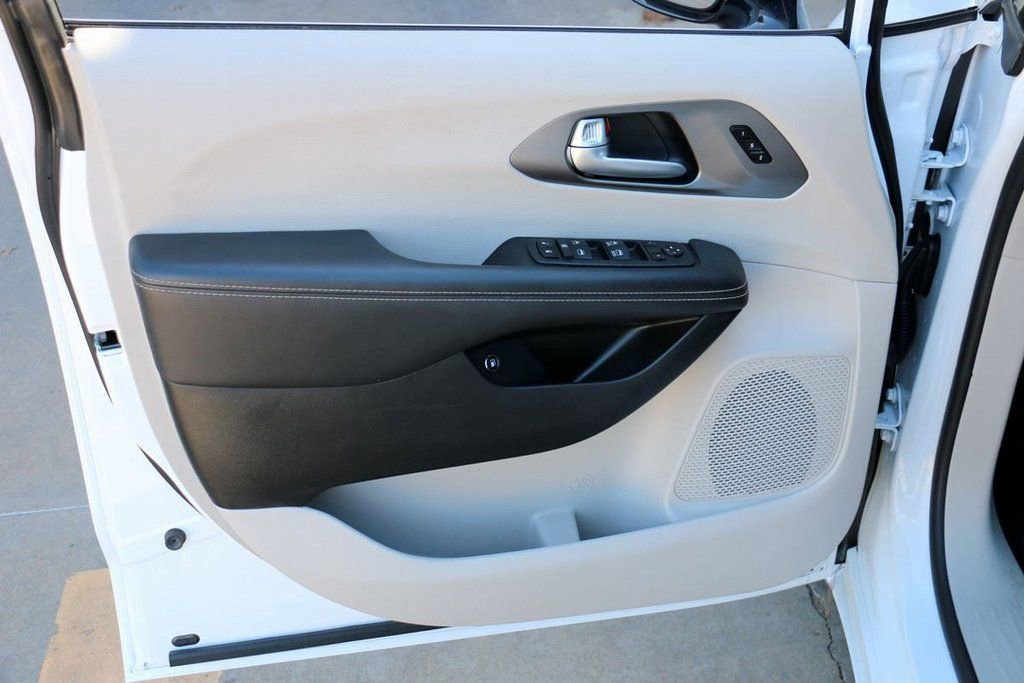 Used 2024 Chrysler Pacifica Select image 19