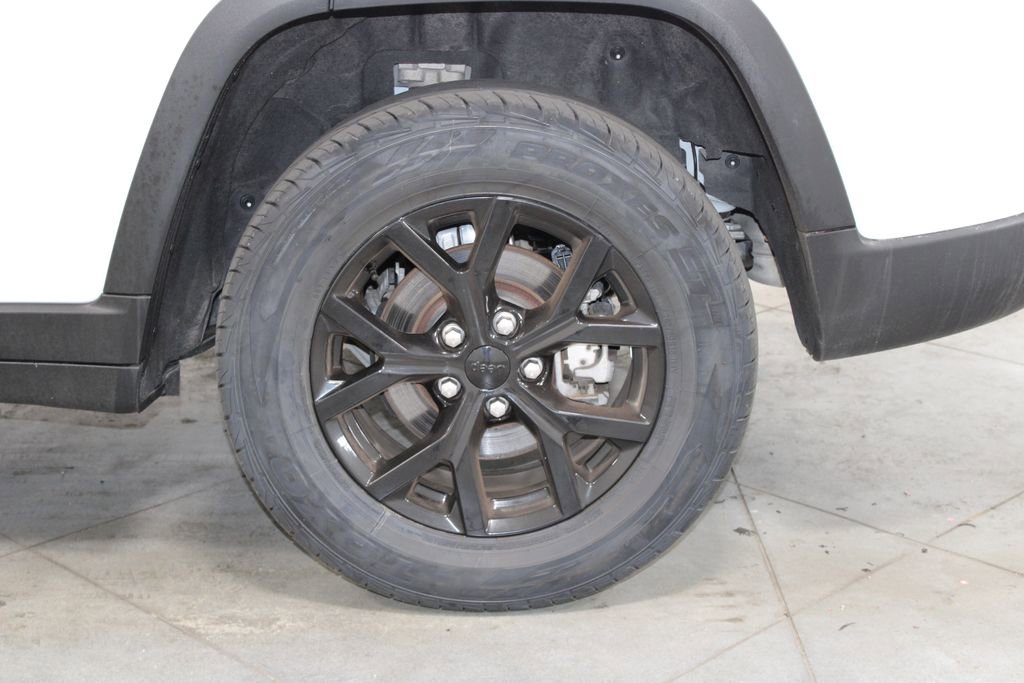 Used 2024 Jeep Grand Cherokee Altitude AWD/4WD image 19