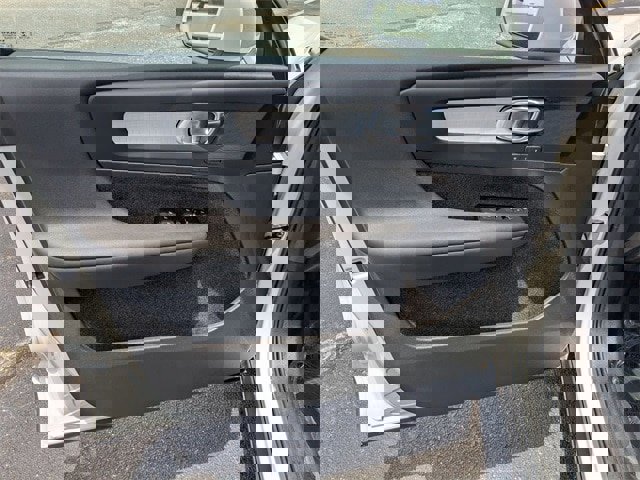 Used 2023 Volvo XC40 B5 Core image 22