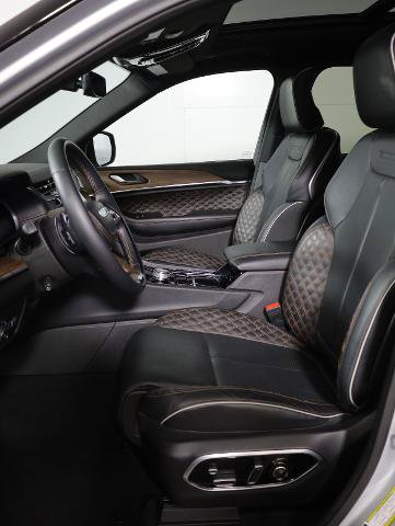 Used 2024 Jeep Grand Cherokee L Summit w/ High Altitude Package AWD/4WD image 9