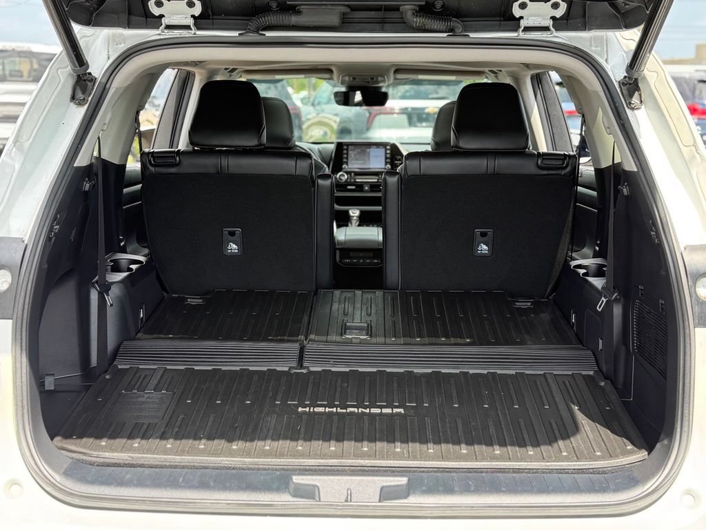 Used 2022 Toyota Highlander XLE AWD/4WD image 19