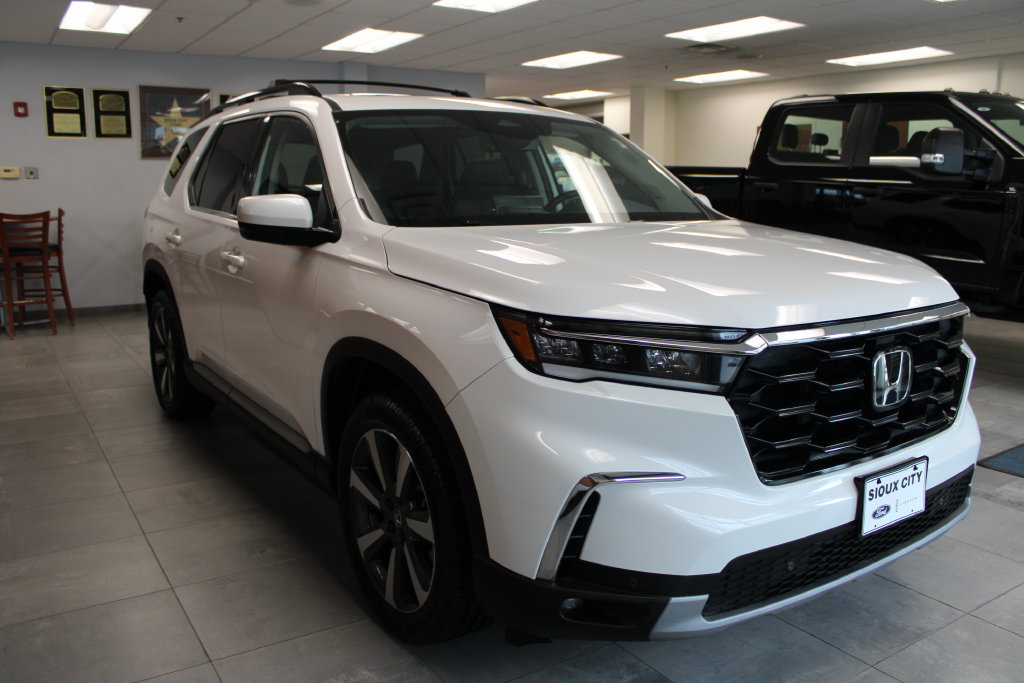 Used 2024 Honda Pilot Touring image 3