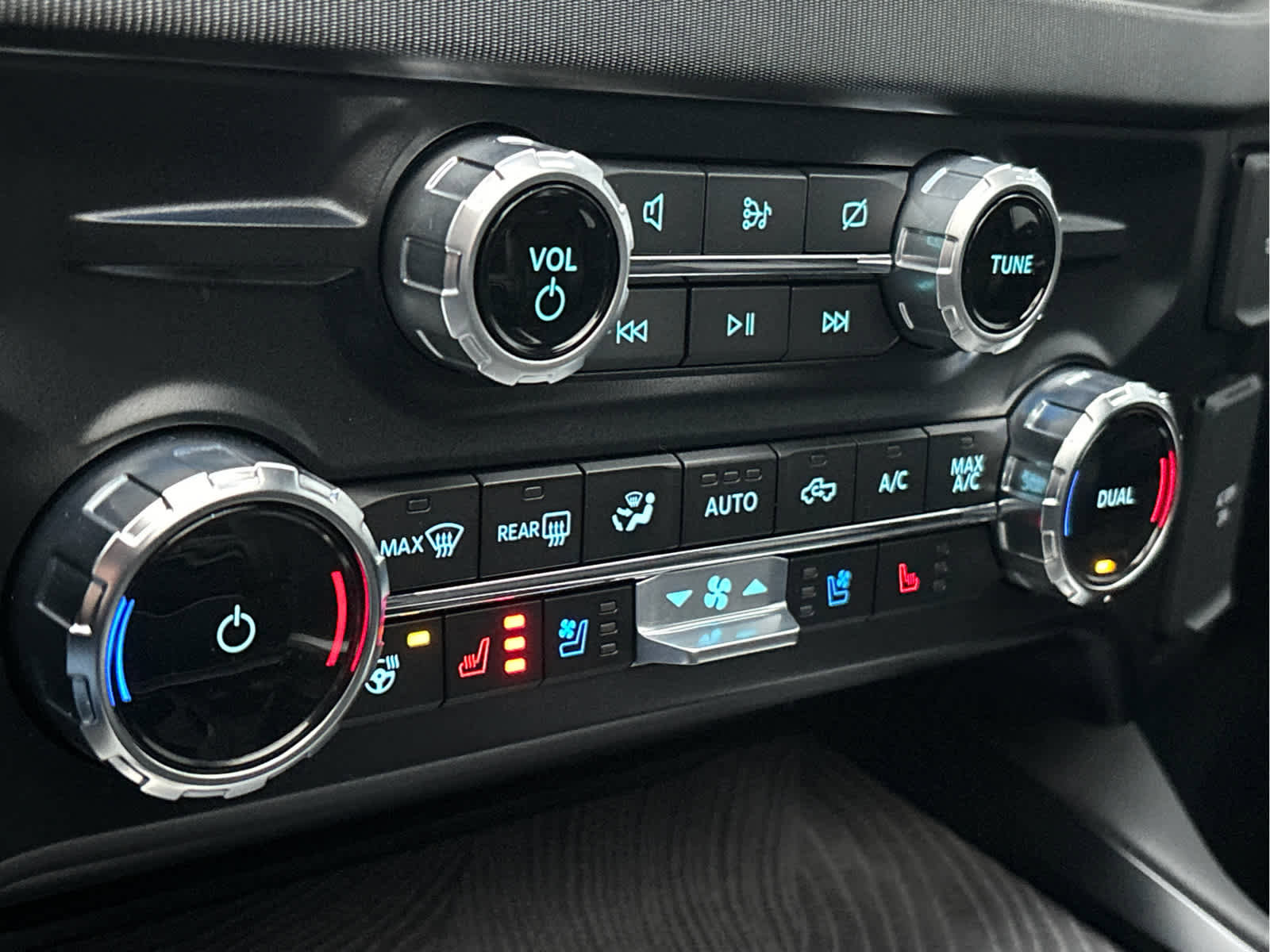 Certified 2024 Ford F350 Platinum w/ FX4 Off-Road Package image 19