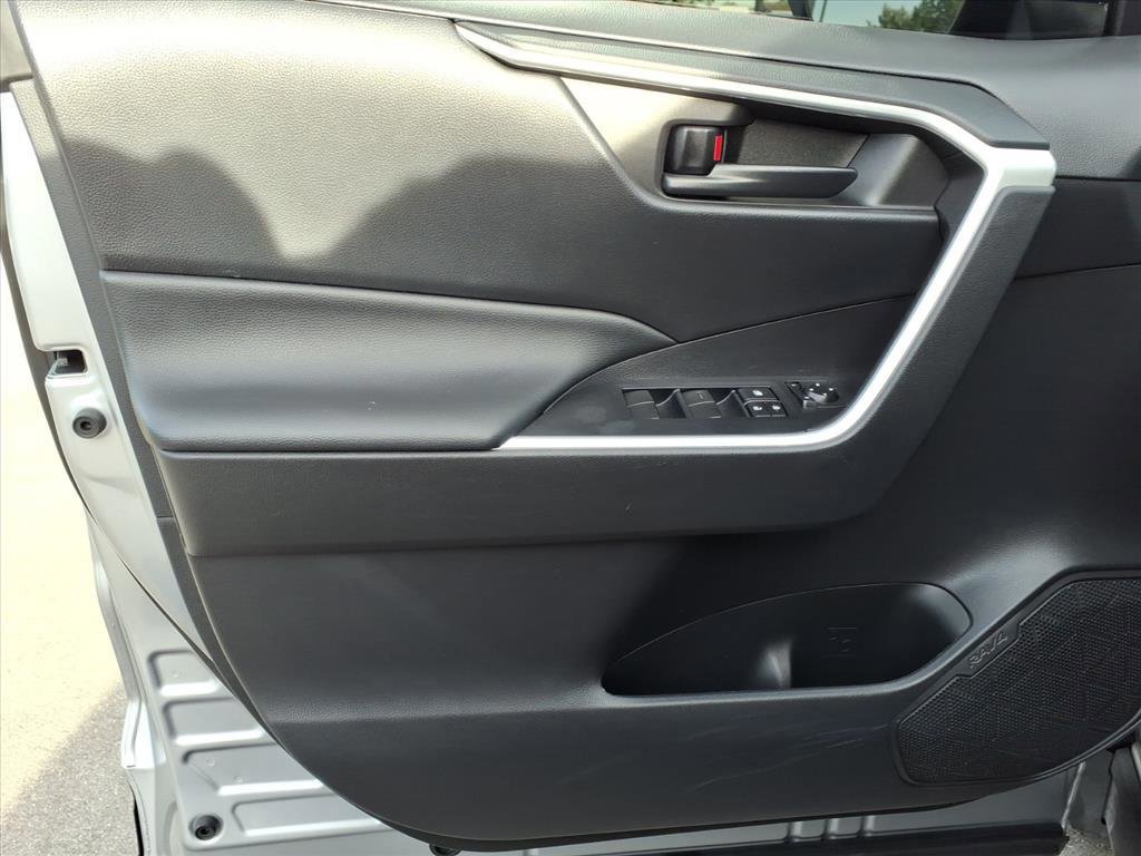 Used 2022 Toyota RAV4 LE image 11