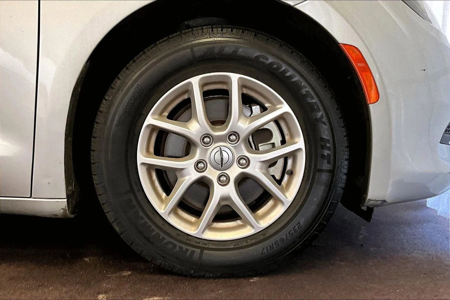 Used 2023 Chrysler Voyager LX image 8