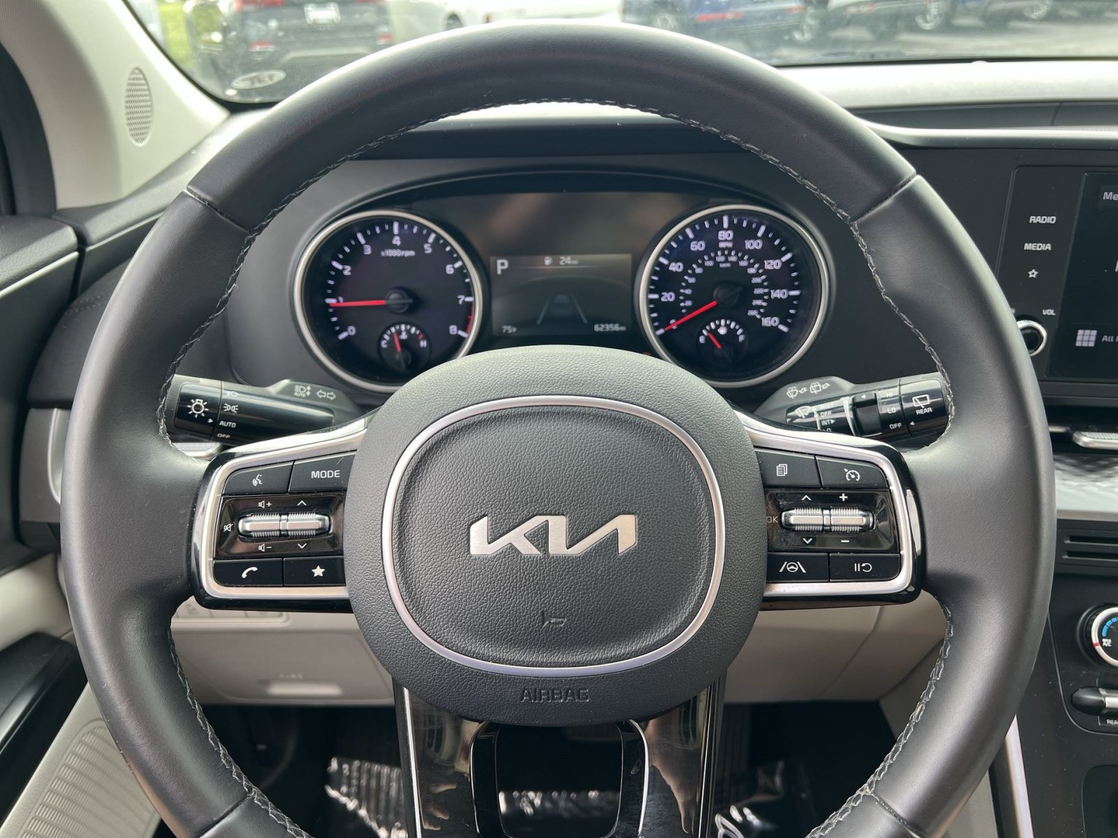 Used 2024 Kia Carnival LX FWD image 16