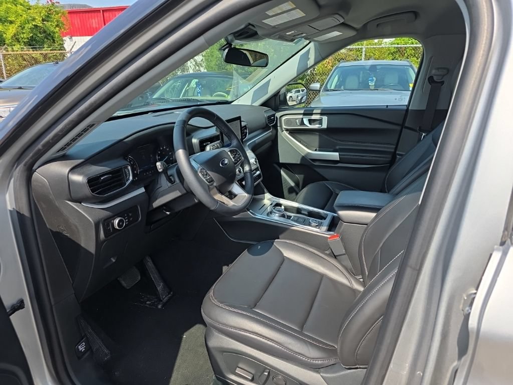 Certified 2023 Ford Explorer XLT w/ Equipment Group 202A AWD/4WD image 4