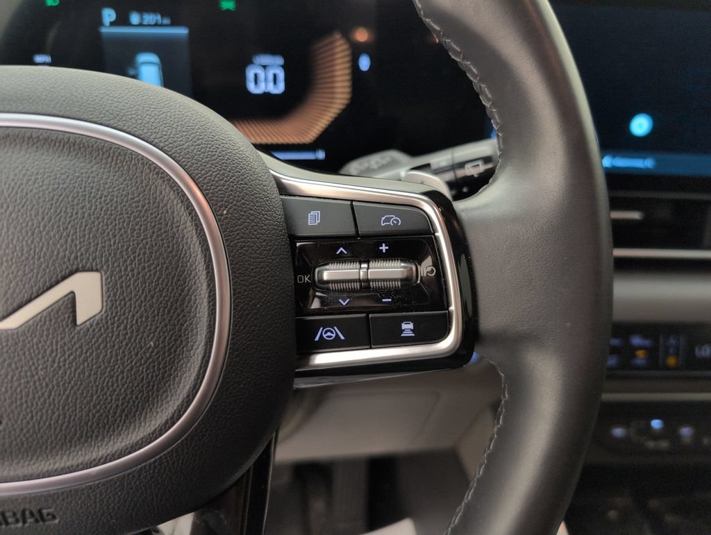 Used 2025 Kia Carnival EX FWD image 31