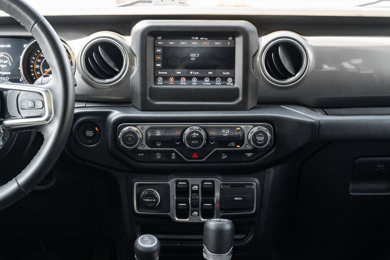 Used 2019 Jeep Wrangler Unlimited Sahara AWD/4WD image 28