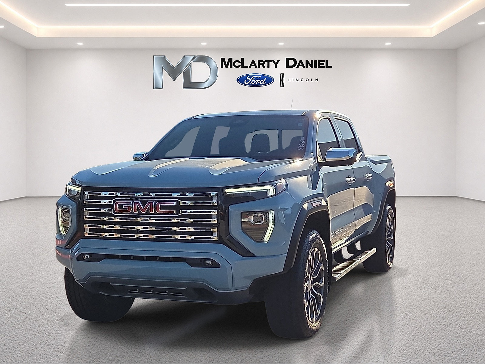 Used 2025 GMC Canyon Denali AWD/4WD image 2