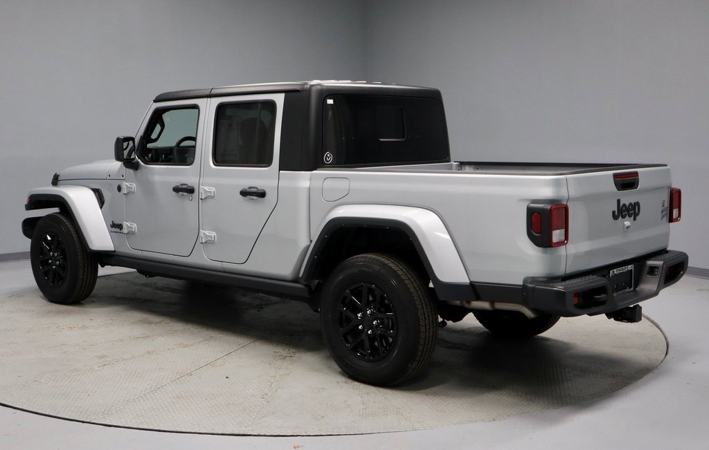 Used 2023 Jeep Gladiator Sport image 10