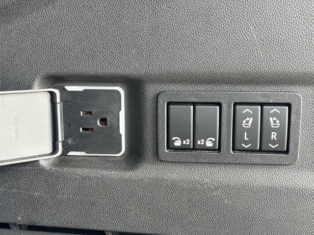 Used 2021 Chevrolet Suburban RST w/ Luxury Package RWD image 14