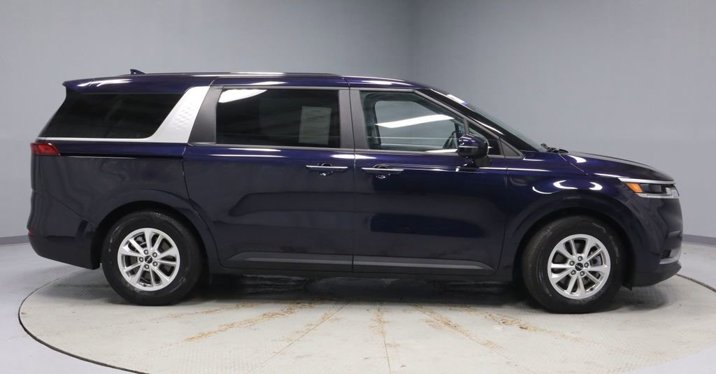 Used 2024 Kia Carnival LX FWD image 11