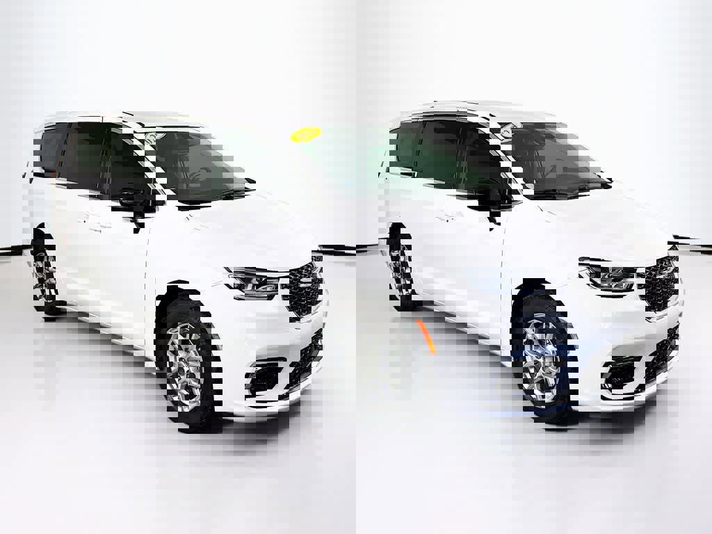 Used 2024 Chrysler Pacifica Touring-L image 7