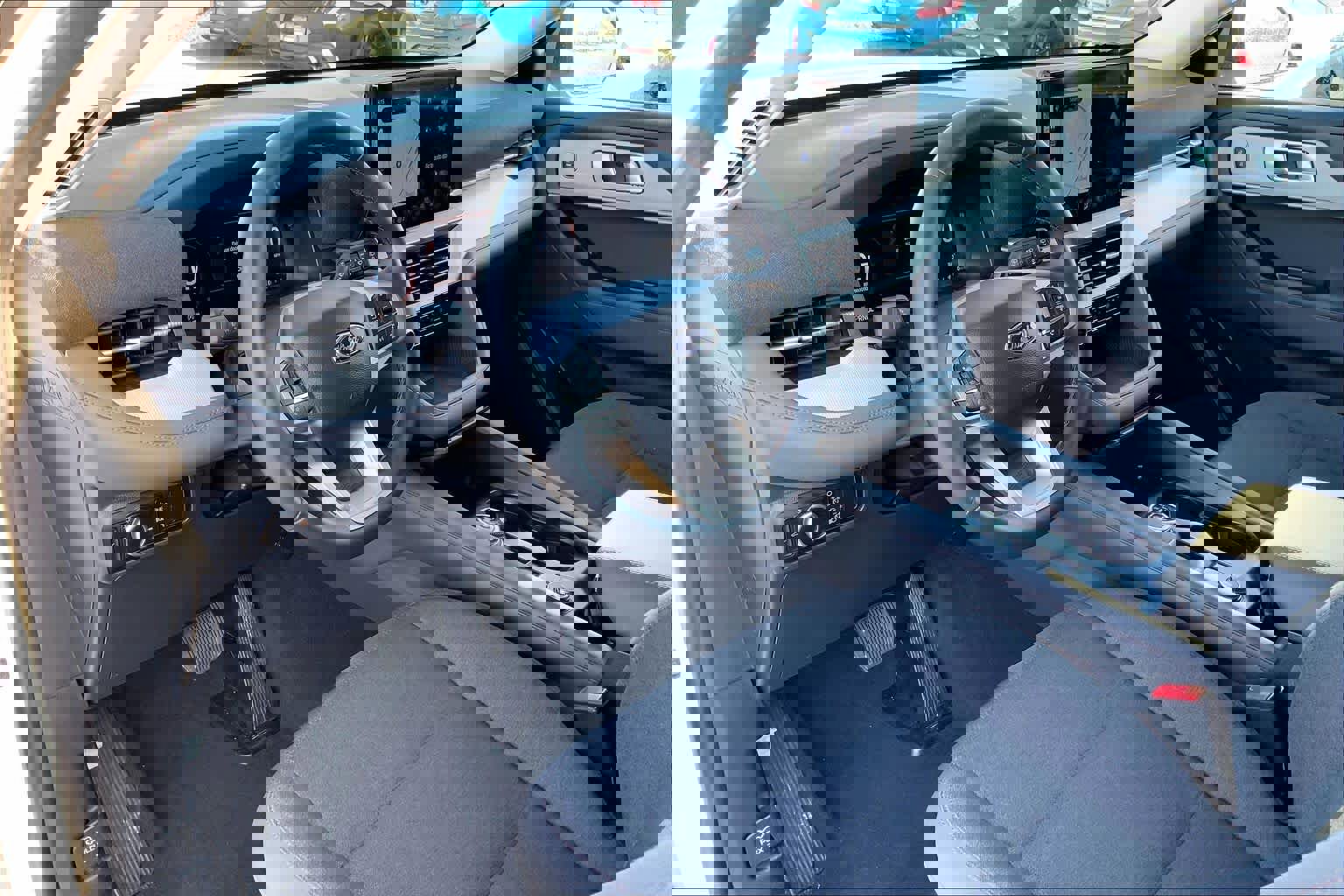 Certified 2025 Ford Explorer Active image 18