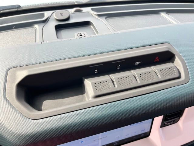 Certified 2025 Ford Bronco Heritage Edition AWD/4WD image 32