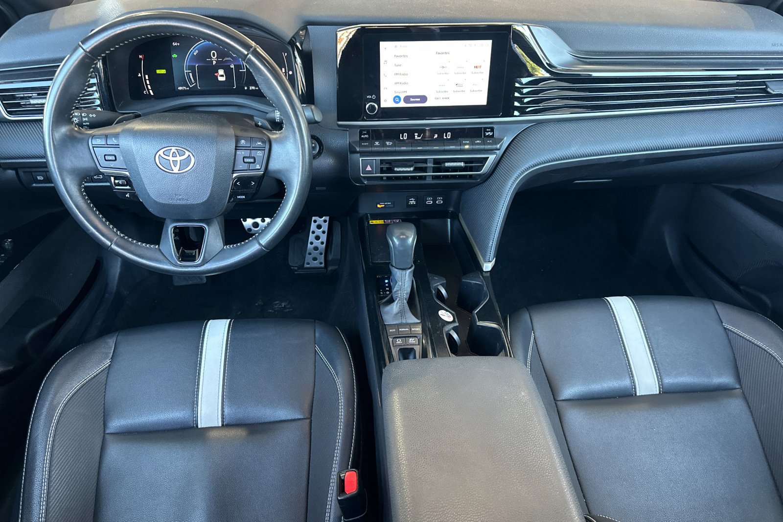 Used 2025 Toyota Camry SE FWD image 12