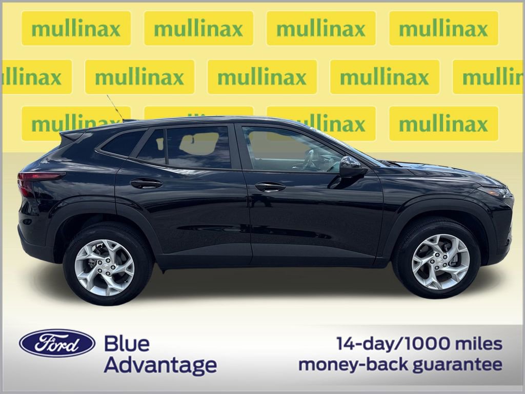 Used 2024 Chevrolet Trax LS w/ LS Convenience Package FWD image 2