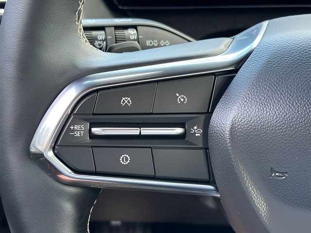 Used 2025 Chevrolet Traverse LT AWD/4WD image 19