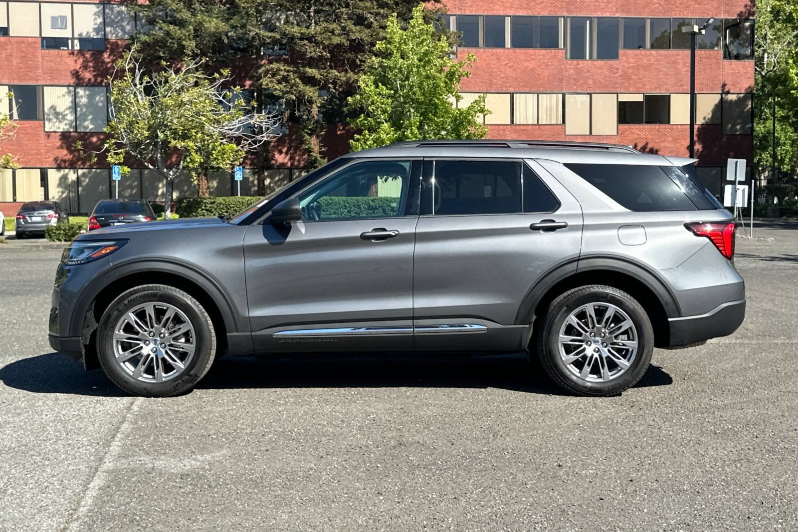 Certified 2025 Ford Explorer Active w/ Active Comfort Package AWD/4WD image 7