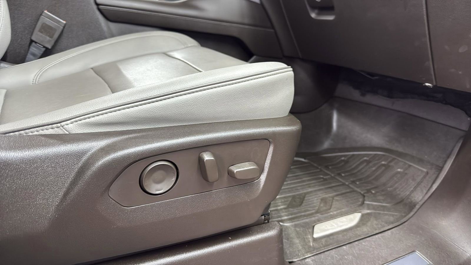 Used 2022 GMC Yukon XL SLT w/ SLT Luxury Package image 24