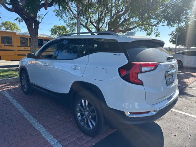 Used 2022 GMC Terrain SLT w/ Infotainment Package II FWD image 2