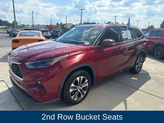 Used 2022 Toyota Highlander XLE FWD image 3