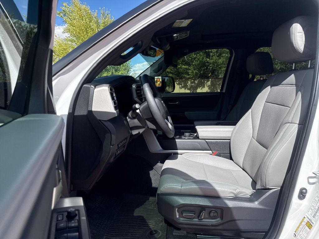 Used 2025 Toyota Tundra Limited AWD/4WD image 11