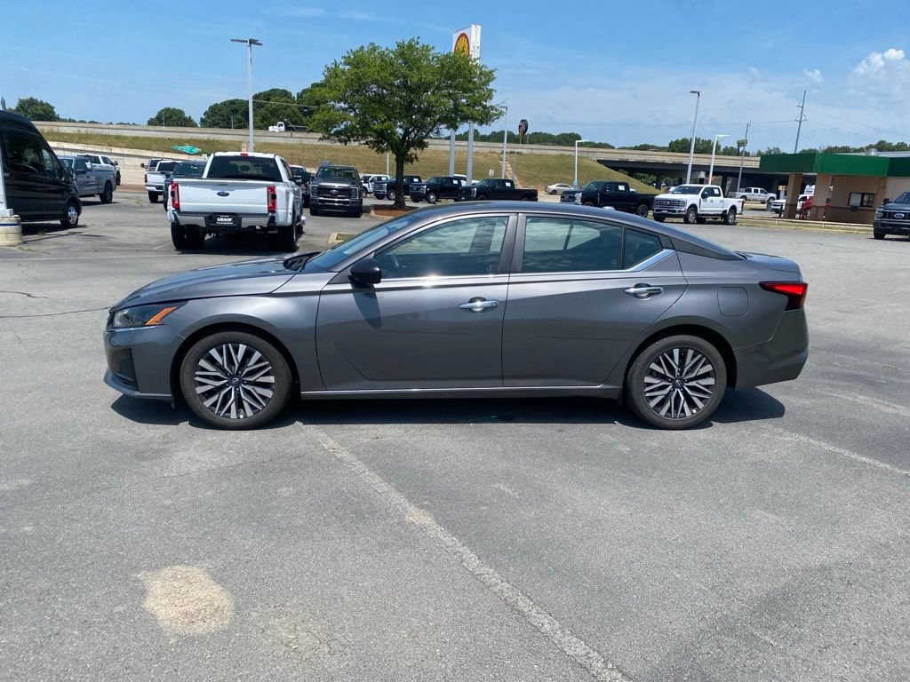 Used 2025 Nissan Altima 2.5 SV FWD image 4