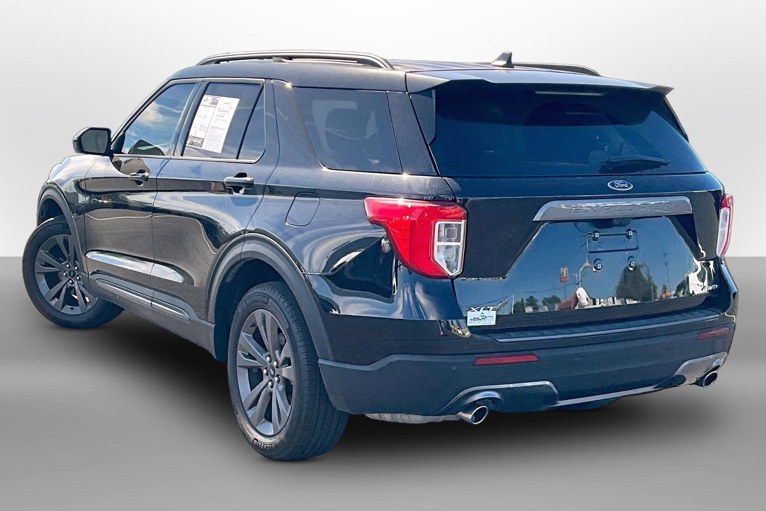 Certified 2023 Ford Explorer XLT w/ Equipment Group 202A AWD/4WD image 10