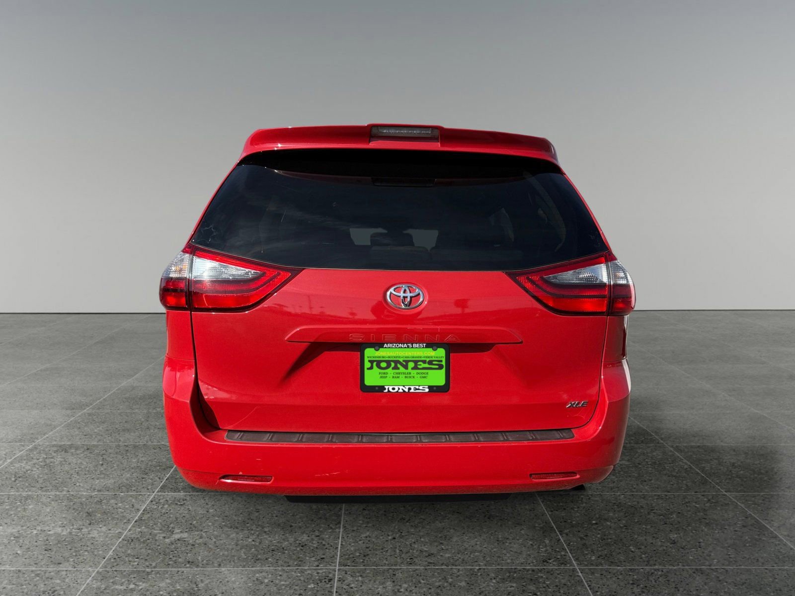 Used 2020 Toyota Sienna XLE image 3