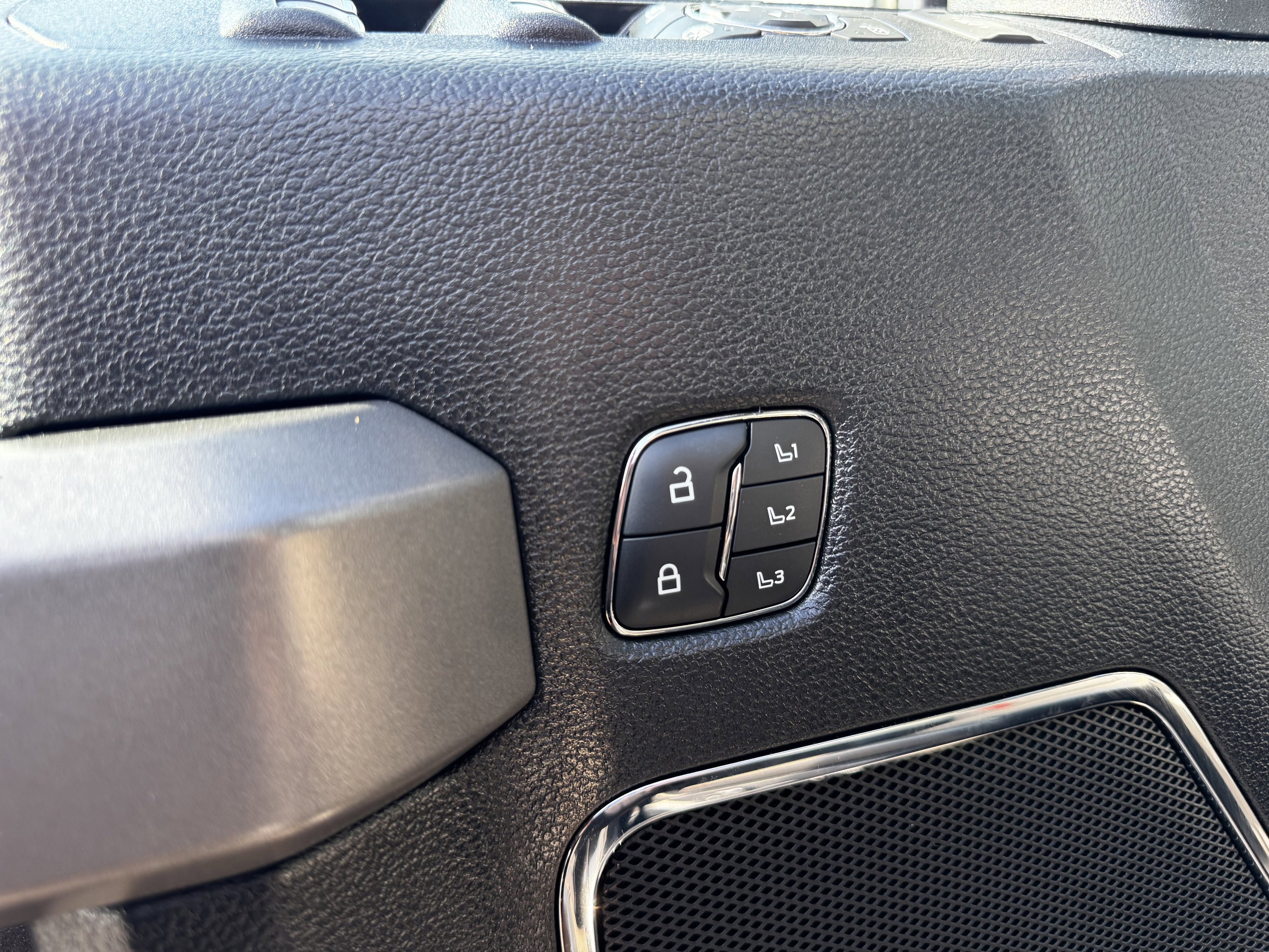 Certified 2021 Ford F250 Platinum w/ FX4 Off-Road Package image 11