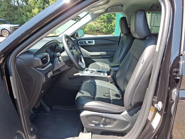 Certified 2023 Ford Explorer XLT w/ Equipment Group 202A AWD/4WD image 3
